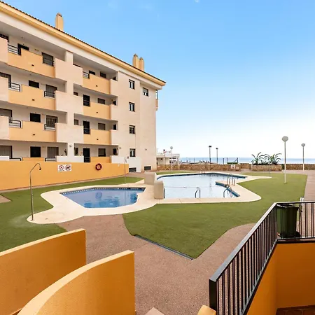 Coastal Comfort 2 Bed, Parking Pool And Terrace Apartment