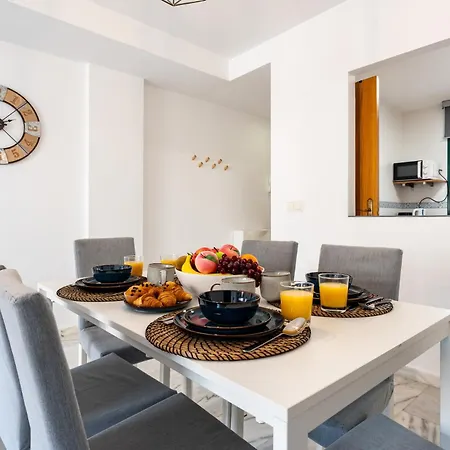 Coastal Comfort 2 Bed, Parking Pool And Terrace 아파트 *