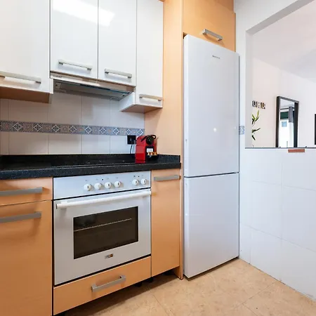 Coastal Comfort 2 Bed, Parking Pool And Terrace Apartment *