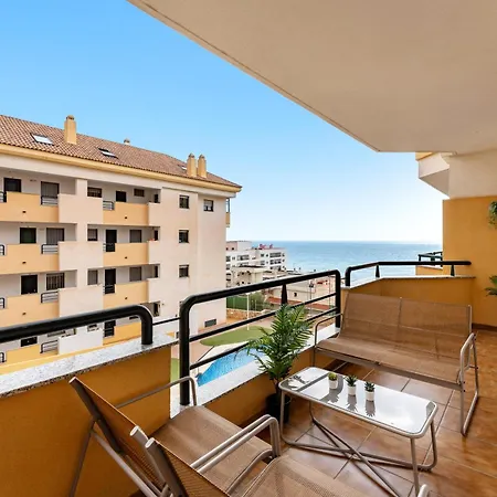 Coastal Comfort 2 Bed, Parking Pool And Terrace Apartment