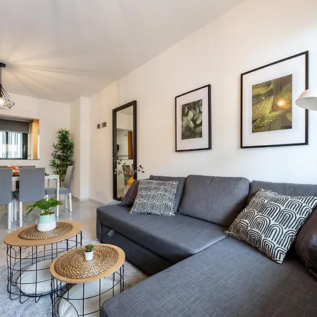 Coastal Comfort 2 Bed, Parking Pool And Terrace